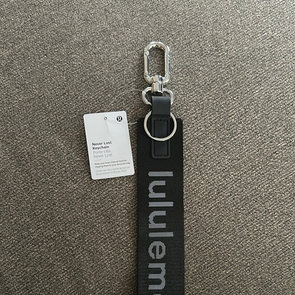 Lululemon 🍋❤️🍋 Black & Grey Never Lost Keychain~NWT - Picture 6 of 7